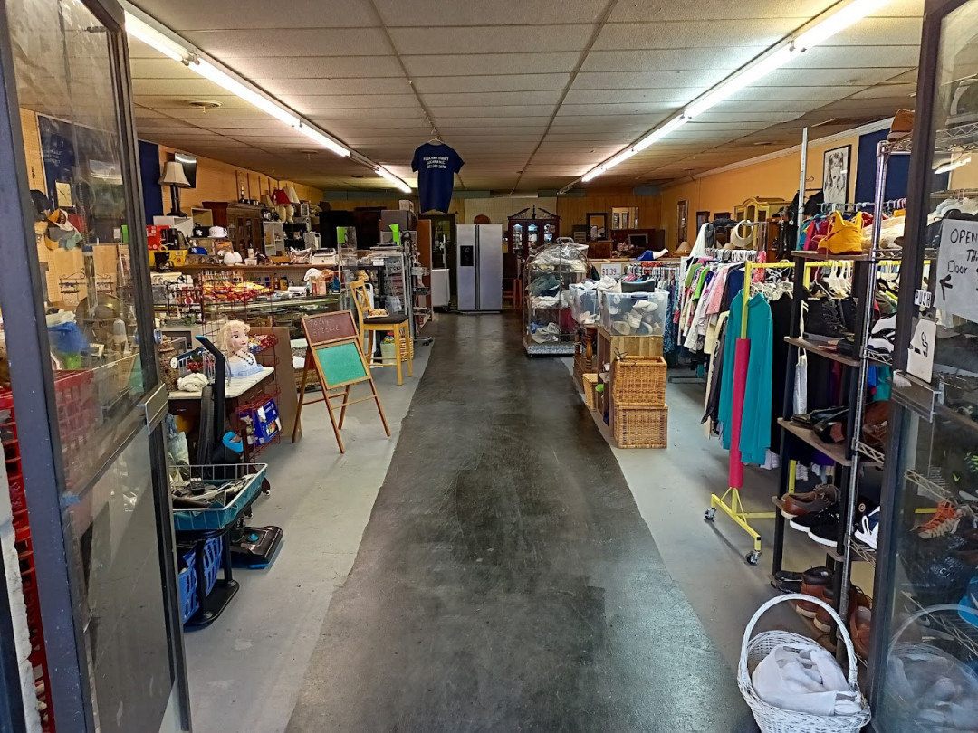 Everette Family flea mkt thrift store Everette Family flea mkt thrift store
