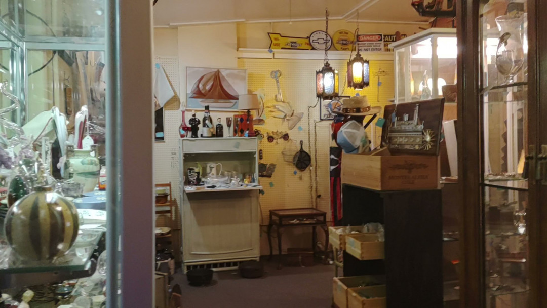 Lion's Paw Antiques & Collectables Lion's Paw Antiques & Collectables