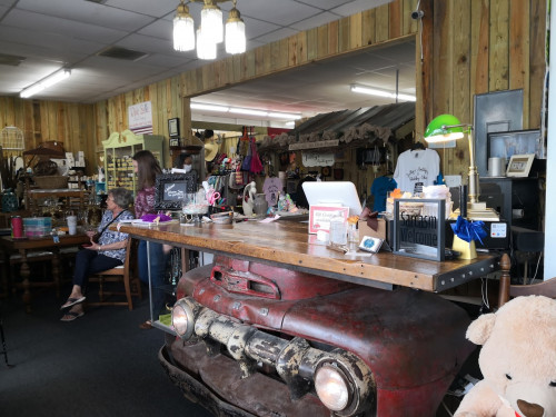 Jolly's Antiques and Shabby Chics - Chiefland, Florida 32626