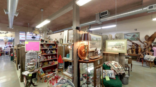 Past & Present Antiques - Oakdale, California 95361