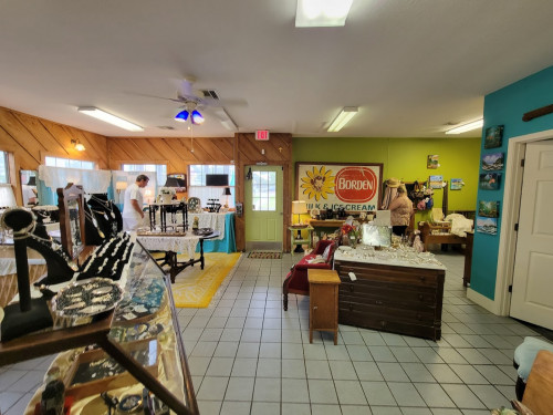 Flutterby Antiques Uniques - Destin, Florida 32541