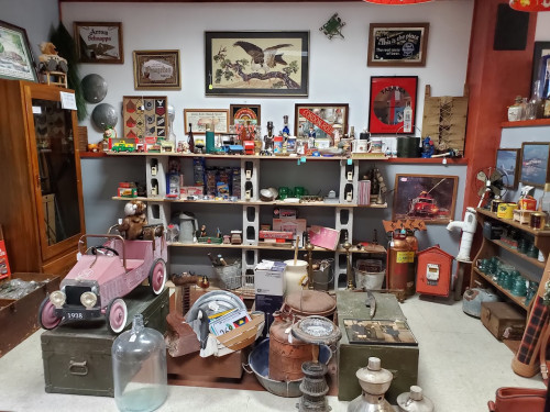 Cascade Antiques - Shasta Lake, California 96019