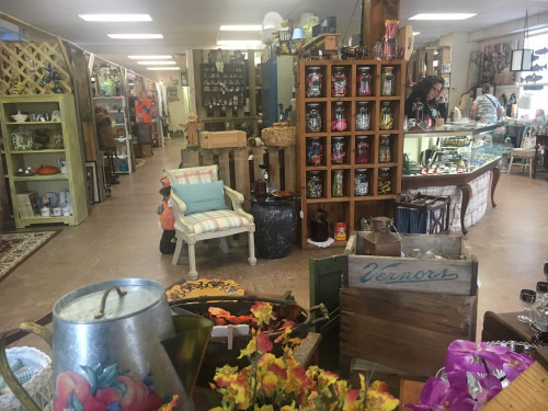 Me And My Girls Antiques - LaBelle, Florida 33935
