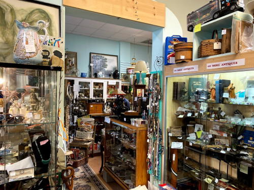 Antique Mall Y'All - Palmetto Bay, Florida 33157