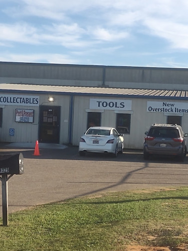 Past and Present: Antique & Flea Market Outlet - Level Plains, Alabama  36322