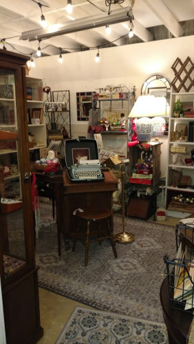 Trader's Emporium Antiques - Soquel, California 95073