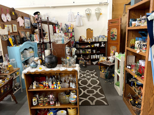 Hwy 41 Antique Emporium - Morro Bay, California 93442