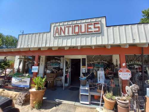 Antique Peddler - Bishop, California 93514