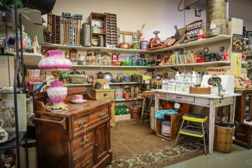 Past & Present Antiques - Oakdale, California 95361