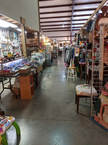 Southern Treasures Shoppes & Flea Market - Dandridge, Tennessee 37725