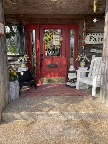 Red Door Antiques - Cave City, Arkansas  72521