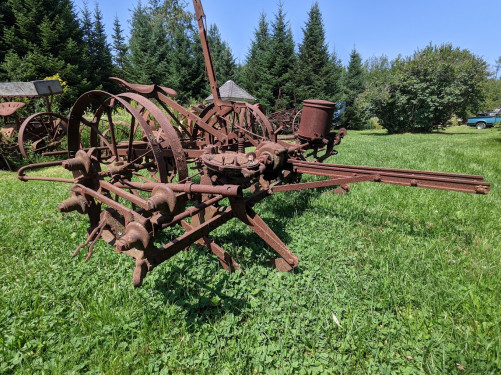 Treasures & Trash Barn - Searsport, Maine 04974