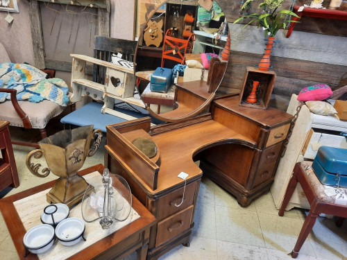 Past & Present Antiques - Oakdale, California 95361