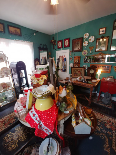 Country Cottage Antiques & Florals - Marianna, Florida 32446