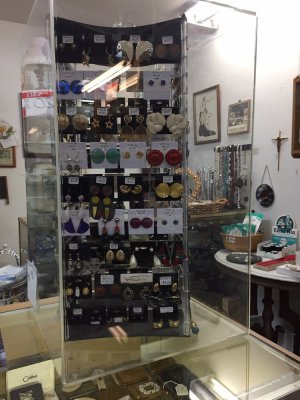 Picket Fence Antiques - Sacramento, California 95819