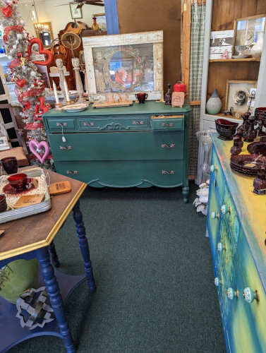 Two Krazy Chicks Antiques & More - Dade City, Florida 33523