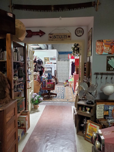 Cascade Antiques - Shasta Lake, California 96019