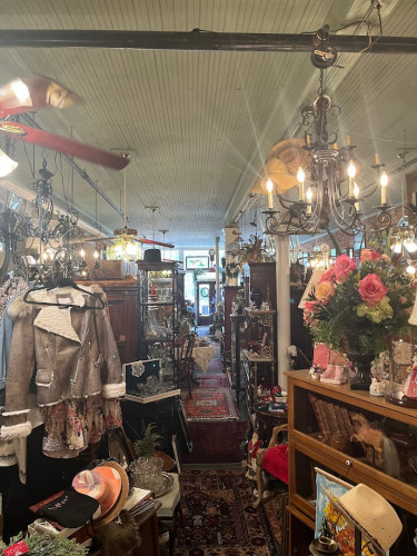 Traditions Antiques & Gifts - Havana, Florida 32333