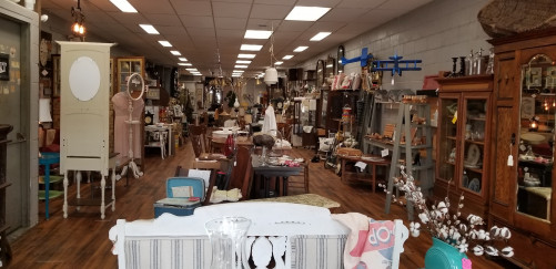 Mystique Moon Antiques & Artisans - Butler, Pennsylvania 16001