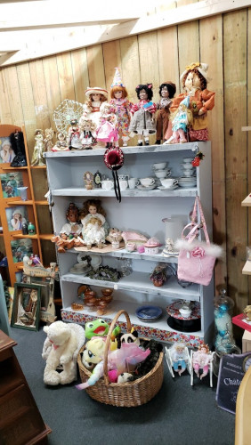 Jolly's Antiques and Shabby Chics - Chiefland, Florida 32626