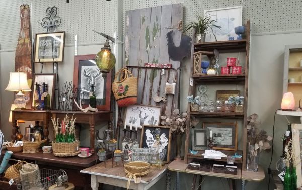 Grand Oaks Antiques and Gifts - Columbus, Texas 78934