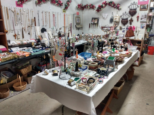 Me and My Sisters Flea Market - Shelbyville, Indiana 46176