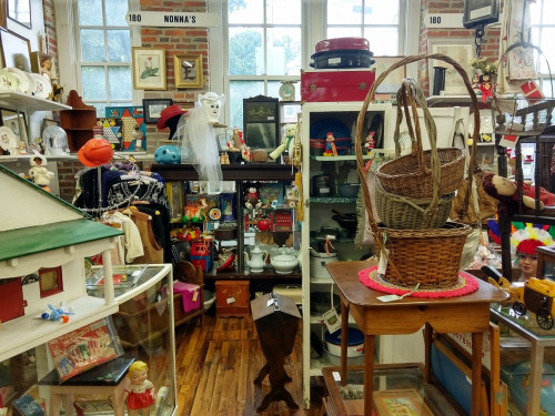 Antique Marketplace of Lemoyne - Lemoyne, Pennsylvania 17043