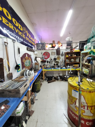 Flea Market 13 Antiques & Used Furniture - Pocomoke City, Maryland 21851