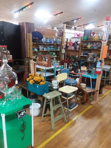 Treasure Trove Vintage Flea Market (26,000 Sq Ft) - Texarkana, Texas 75501