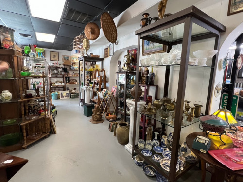 Beehive Antiques - Holly Hill, Florida 32117