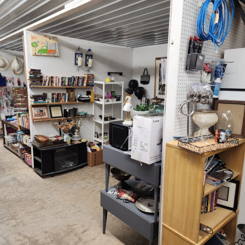 Hidden Treasures Flea Market & Antiques - Paris, Tennessee 38242