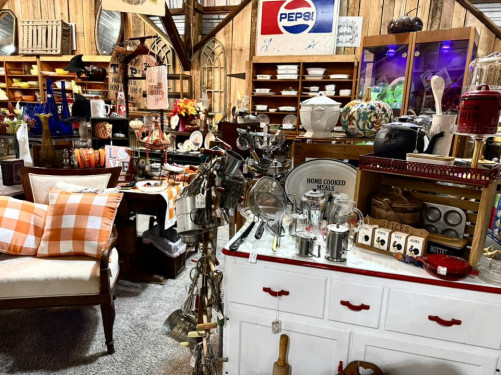 Picker's Paradise Antique Vendors Market - New Tazewell, Tennessee 37825