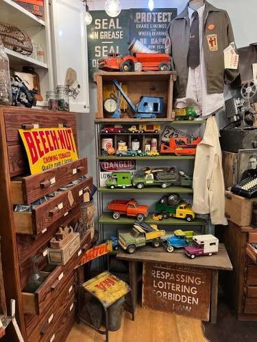 Maggie May's Vintage Treasures & Gifts - Lincoln, California 95648