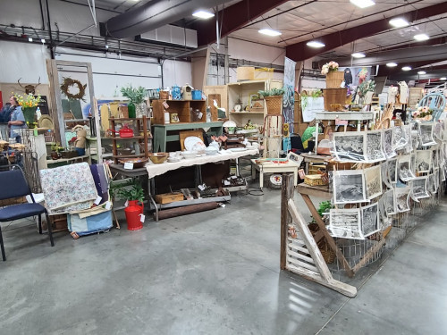 Bella Rustina Modern Vintage Market - Conway, Arkansas  72032