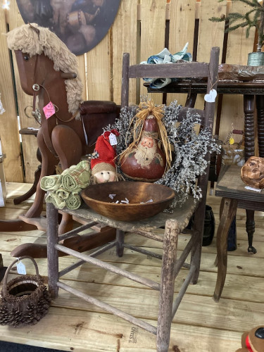 Jolly's Antiques and Shabby Chics - Chiefland, Florida 32626